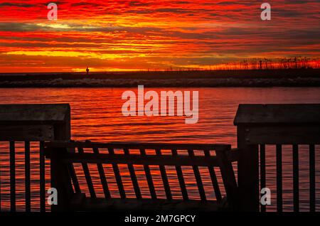 Am 8. Januar 2023 geht die Sonne über dem Bayou in Bayou La Batre, Alabama, unter. Stockfoto