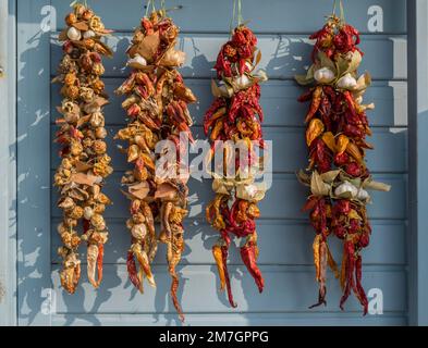 Getrocknete Chilis, Knoblauch, Lorbeerblätter, Marktverkauf, Kroatien Stockfoto