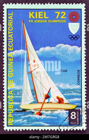 Stornierte Briefmarke gedruckt von Äquatorialguinea, die Star Segelboot zeigt, Werbung für die Olympischen Sommerspiele 1972, München, Veranstaltungen in Kiel, um 1972 Stockfoto