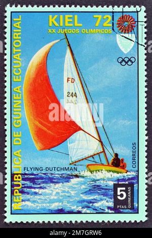 Abgesagte Briefmarke, gedruckt von Äquatorialguinea, die das Segelboot Flying-Dutchman zeigt, für die Olympischen Sommerspiele 1972 wirbt, München, Veranstaltungen in Kiel, Stockfoto