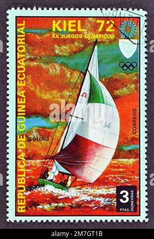 Annullierte Briefmarke gedruckt von Äquatorialguinea, die Soling Segelboot zeigt, Werbung für die Olympischen Sommerspiele 1972, München, Veranstaltungen in Kiel, um 19 Stockfoto