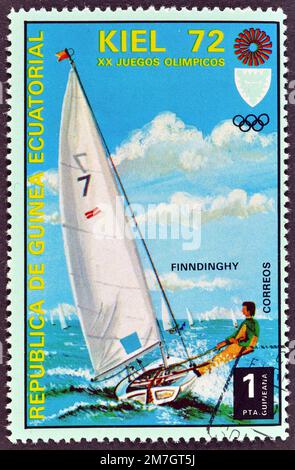 Frankierstempel gestrichen von Äquatorialguinea, der Finndinghy Segelboot zeigt, für die Olympischen Sommerspiele 1972, München, Veranstaltungen in Kiel, Circ Stockfoto