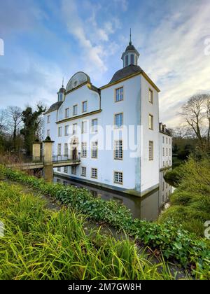 Blick über den Wassergraben zum Eckturm am Haupteingang des historischen Burgturms Burg Schloss Borbeck im Winter, linke Steinbrücke über den Wassergraben, Essen, Norden Stockfoto