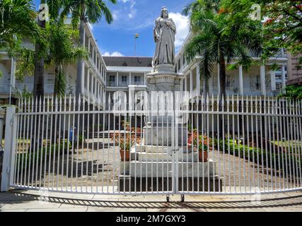 Port Louis, Mauritius, Dezember 2021 - Haupteingang des Regierungsgebäudes mit der Statue von Königin Victoria, Überreste der kolonialen Vergangenheit des Landes Stockfoto