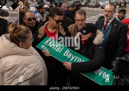 New York City, USA. 08. Januar 2023. Freunde und Familie von Kristal Bayron-Nieves versammelten sich am 8. Januar zur Straßenummantelungszeremonie an der Ecke 116. Street und Lexington Avenue in East Harlem, New York City. 2023, wo die 19-jährige Frau im Januar 2022 bei einem Raubüberfall im Burger King, wo sie arbeitete, erschossen und getötet wurde. Einige lokale Beamte, darunter der New Yorker Bürgermeister Eric Adams, nahmen an der Zeremonie Teil. (Foto: Steve Sanchez/Sipa USA). Kredit: SIPA USA/Alamy Live News Stockfoto