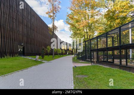 Lodz, Polen - 29. September 2022: Gasse zum Hauptgebäude des Orientarium Zoo Stockfoto