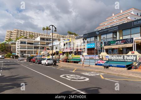 Puerto de Santiago, Teneriffa, Spanien - 20. September 2022: Geschäfte in der Av. Marítima Puerto de Santiago Straße an einem bewölkten Tag Stockfoto