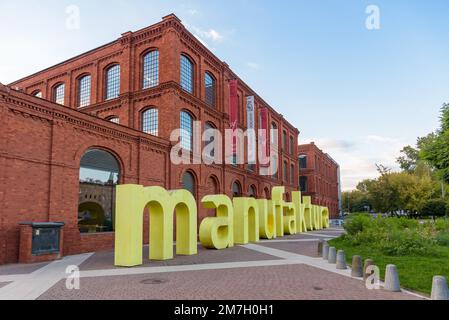 Lodz, Polen - 29. September 2022: Schild am inneren Platz von Manufaktura, einem Kunstzentrum, einem Einkaufszentrum und einem Freizeitkomplex Stockfoto