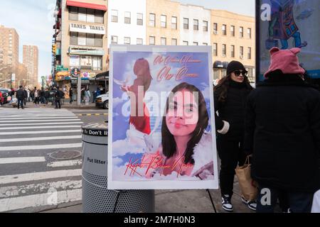 New York City, USA. 08. Januar 2023. Freunde und Familie von Kristal Bayron-Nieves versammelten sich am 8. Januar zur Straßenummantelungszeremonie an der Ecke 116. Street und Lexington Avenue in East Harlem, New York City. 2023, wo die 19-jährige Frau im Januar 2022 bei einem Raubüberfall im Burger King, wo sie arbeitete, erschossen und getötet wurde. Einige lokale Beamte, darunter der New Yorker Bürgermeister Eric Adams, nahmen an der Zeremonie Teil. (Foto: Steve Sanchez/Sipa USA). Kredit: SIPA USA/Alamy Live News Stockfoto