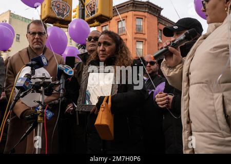 New York City, USA. 08. Januar 2023. Freunde und Familie von Kristal Bayron-Nieves versammelten sich am 8. Januar zur Straßenummantelungszeremonie an der Ecke 116. Street und Lexington Avenue in East Harlem, New York City. 2023, wo die 19-jährige Frau im Januar 2022 bei einem Raubüberfall im Burger King, wo sie arbeitete, erschossen und getötet wurde. Einige lokale Beamte, darunter der New Yorker Bürgermeister Eric Adams, nahmen an der Zeremonie Teil. (Foto: Steve Sanchez/Sipa USA). Kredit: SIPA USA/Alamy Live News Stockfoto