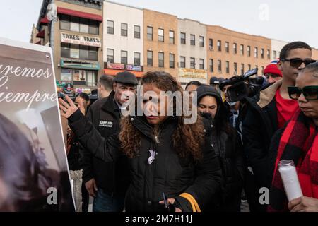 New York City, USA. 08. Januar 2023. Freunde und Familie von Kristal Bayron-Nieves versammelten sich am 8. Januar zur Straßenummantelungszeremonie an der Ecke 116. Street und Lexington Avenue in East Harlem, New York City. 2023, wo die 19-jährige Frau im Januar 2022 bei einem Raubüberfall im Burger King, wo sie arbeitete, erschossen und getötet wurde. Einige lokale Beamte, darunter der New Yorker Bürgermeister Eric Adams, nahmen an der Zeremonie Teil. (Foto: Steve Sanchez/Sipa USA). Kredit: SIPA USA/Alamy Live News Stockfoto