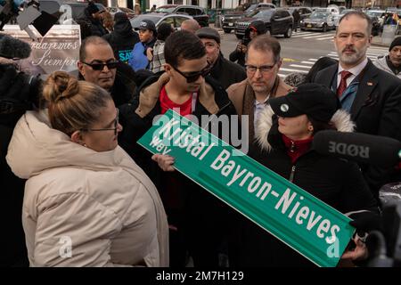 New York City, USA. 08. Januar 2023. Freunde und Familie von Kristal Bayron-Nieves versammelten sich am 8. Januar zur Straßenummantelungszeremonie an der Ecke 116. Street und Lexington Avenue in East Harlem, New York City. 2023, wo die 19-jährige Frau im Januar 2022 bei einem Raubüberfall im Burger King, wo sie arbeitete, erschossen und getötet wurde. Einige lokale Beamte, darunter der New Yorker Bürgermeister Eric Adams, nahmen an der Zeremonie Teil. (Foto: Steve Sanchez/Sipa USA). Kredit: SIPA USA/Alamy Live News Stockfoto