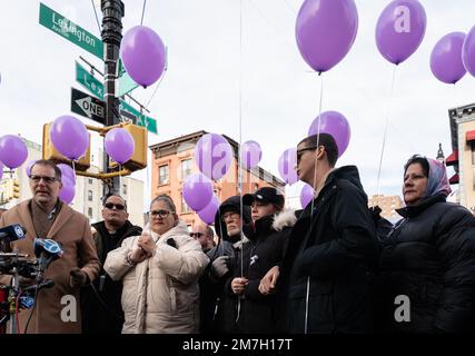 New York City, USA. 08. Januar 2023. Freunde und Familie von Kristal Bayron-Nieves versammelten sich am 8. Januar zur Straßenummantelungszeremonie an der Ecke 116. Street und Lexington Avenue in East Harlem, New York City. 2023, wo die 19-jährige Frau im Januar 2022 bei einem Raubüberfall im Burger King, wo sie arbeitete, erschossen und getötet wurde. Einige lokale Beamte, darunter der New Yorker Bürgermeister Eric Adams, nahmen an der Zeremonie Teil. (Foto: Steve Sanchez/Sipa USA). Kredit: SIPA USA/Alamy Live News Stockfoto