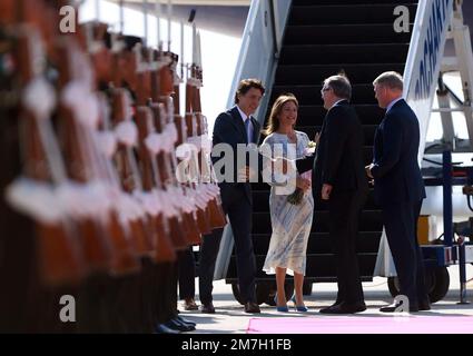 Mexiko-Stadt, Mexiko. 09. Januar 2023. Der mexikanische Außenminister Marcelo Ebrard (2.-R) begrüßt den kanadischen Premierminister Justin Trudeau (L) und seine Frau Sophie Grégoire (2.-L) bei der Ankunft am Felipe Angeles International Airport (AIFA) in Zumpango de Ocampo in Santa Lucia, Mexiko, am 9. Januar 2023. Kredit: UPI/Alamy Live News Stockfoto