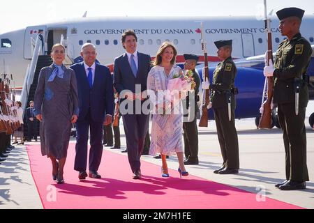 Mexiko-Stadt, Mexiko. 09. Januar 2023. Der mexikanische Präsident Andres Manuel Lopez Obrador (2-L) und die mexikanische First Lady Beatriz Gutierrez Muller (L) begrüßen den kanadischen Premierminister Justin Trudeau (2-R) und seine Frau Sophie Grégoire (R) bei der Ankunft am Felipe Angeles International Airport (AIFA) in Zumpango de Ocampo in Santa Lucia, Mexiko, am 9. Januar 2023. Kredit: UPI/Alamy Live News Stockfoto