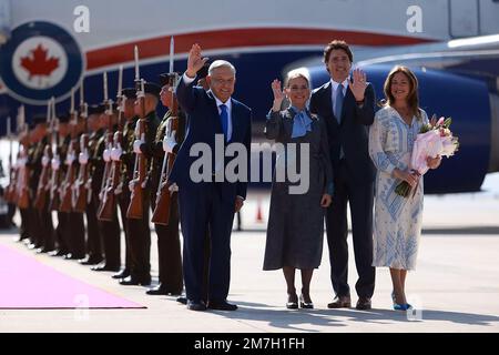 Mexiko-Stadt, Mexiko. 09. Januar 2023. Der mexikanische Präsident Andres Manuel Lopez Obrador (L) und die mexikanische First Lady Beatriz Gutierrez Muller (2. L) begrüßen den kanadischen Premierminister Justin Trudeau (2.-R) und seine Frau Sophie Grégoire (R) bei der Ankunft am Felipe Angeles International Airport (AIFA) in Zumpango de Ocampo in Santa Lucia, Mexiko, am 9. Januar 2023. Kredit: UPI/Alamy Live News Stockfoto