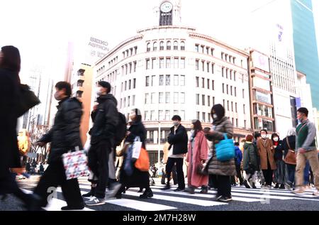 Tokio, Japan. 9. Januar 2023. Die Menschen überqueren eine Straße im Ginza Modeviertel in Tokio inmitten des Ausbruchs des neuen Corona-Virus am Montag, 9. Januar 2023. Kredit: Yoshio Tsunoda/AFLO/Alamy Live News Stockfoto