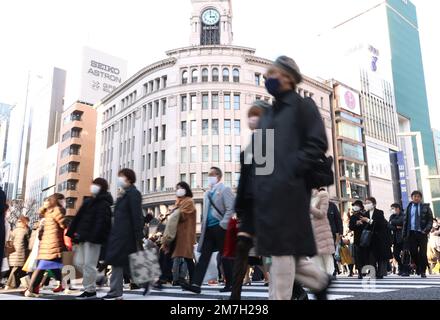 Tokio, Japan. 9. Januar 2023. Die Menschen überqueren eine Straße im Ginza Modeviertel in Tokio inmitten des Ausbruchs des neuen Corona-Virus am Montag, 9. Januar 2023. Kredit: Yoshio Tsunoda/AFLO/Alamy Live News Stockfoto