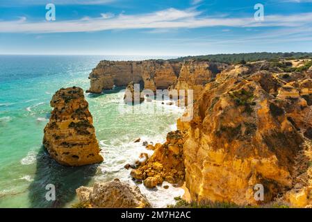 Natürliche Höhlen und Strand, Algarve Portugal. Felsbögen von sieben Hängenden Tälern und türkisfarbenes Meerwasser an der Küste Portugals in der Region Algarve Stockfoto