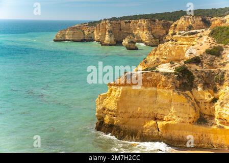 Natürliche Höhlen und Strand, Algarve Portugal. Felsbögen von sieben Hängenden Tälern und türkisfarbenes Meerwasser an der Küste Portugals in der Region Algarve Stockfoto