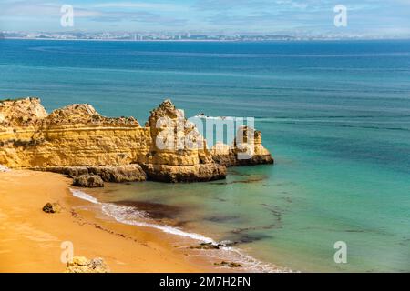 Natürliche Höhlen und Strand, Algarve Portugal. Felsbögen von sieben Hängenden Tälern und türkisfarbenes Meerwasser an der Küste Portugals in der Region Algarve Stockfoto