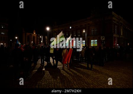 Im Bild: Fahne der Freien sachsen.am Postplatz findet am Montagabend erneut eine Kundgebung mit ca. 300 Teilnehmern statt. Sie haben die Möglichkeit, sich an der Umsetzung der Richtlinie zu beteiligen Stockfoto