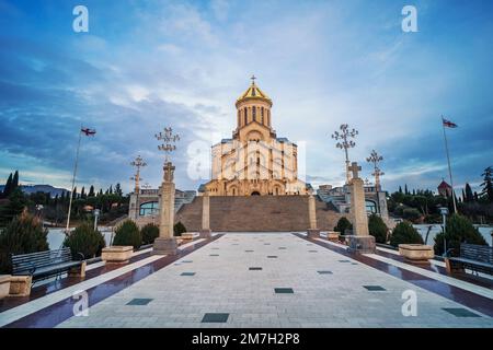 Sameba oder die Kathedrale der Heiligen Dreifaltigkeit in Tiflis, wunderschöne orthodoxe georgianische Kirche. Stockfoto