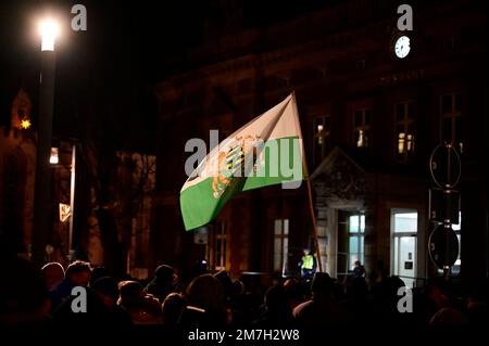 Im Bild: Fahne der Freien sachsen.am Postplatz findet am Montagabend erneut eine Kundgebung mit ca. 300 Teilnehmern statt. Sie haben die Möglichkeit, sich an der Umsetzung der Richtlinie zu beteiligen Stockfoto