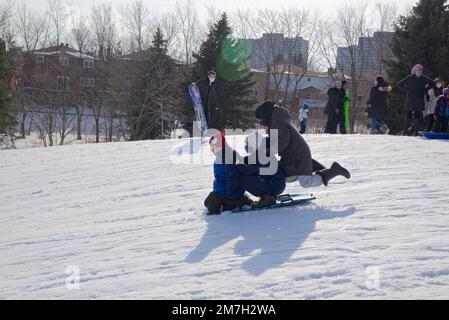 Toronto, Ontario/Kanada - 02/21/2022: Rodelbahn für die ganze Familie im Winter. Winterlandschaft im Freien. Stockfoto