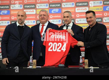 Tirana, Albanien. 09. Januar 2023, Tirana - Albanien. Vorstellung des neuen Managers der albanischen Fußballnationalmannschaft, Sylvinho, und seiner Mitarbeiter Kredit: Nderim Kaceli/Alamy Live News Stockfoto