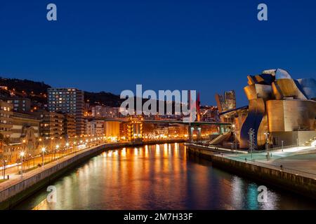 Blick auf das Guggenheim Museum über die Flussmünde des Nervion. Bilbao, Spanien Stockfoto