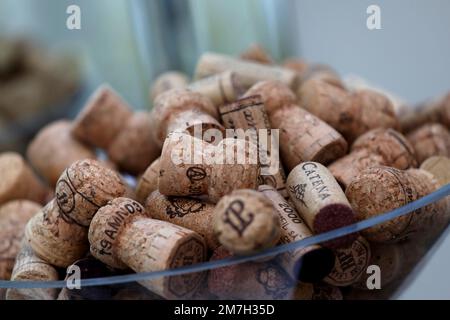 Korken aus Weinflaschen in einer Glasschüssel in einem Hotel in Sussex, Großbritannien. Stockfoto