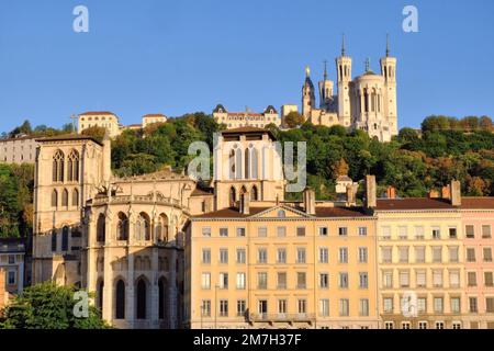 Lyon: Kathedrale (Cathédrale) Saint-Jean-Baptiste und Gebäude mit Basilika (Basilika) Notre Dame de Fourvière, kurz nach Sonnenaufgang in Frankreich Stockfoto