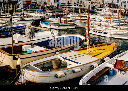 Kleine Boote im Yachthafen von Capri, Italien. Stockfoto