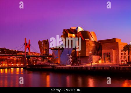 Blick auf das Guggenheim Museum über die Flussmünde des Nervion. Bilbao, Spanien Stockfoto