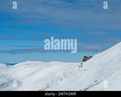 Schneebedeckte Bergkämme mit Felsen in der Slowakei, Nizke Tatry, niedrige Tatra im Winter Stockfoto