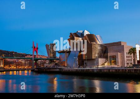 Blick auf das Guggenheim Museum über die Flussmünde des Nervion. Bilbao, Spanien Stockfoto