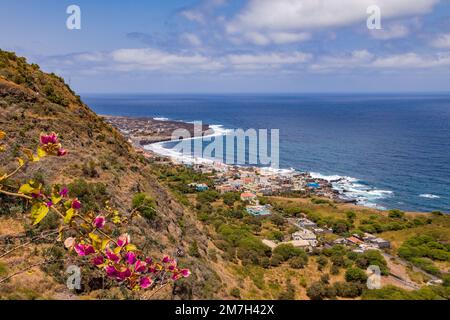 Blick vom Aussichtspunkt auf das kleine Dorf Mosteiros an der Atlantikküste der Insel Fogo, Kapverdische Inseln Stockfoto