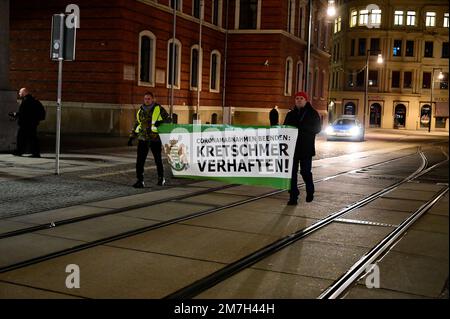 Am Postplatz findet am Montagabend erneut eine Kundgebung mit ca. 300 Teilnehmern statt. Wenn Sie eine der folgenden Bedingungen erfüllen: „, II, III, III, IV, V, V, VI, VII, VII, VII, VIII, IX, X Stockfoto