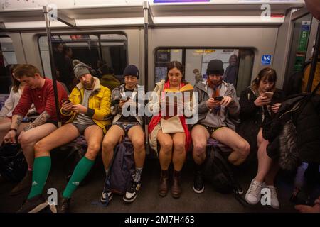 London, England, Großbritannien. 8. Januar 2023. Die Leute nehmen an der 12. Jährlichen U-Bahn-Fahrt ohne Hosen in London Teil. (Kreditbild: © Tayfun Salci/ZUMA Press Wire) NUR REDAKTIONELLE VERWENDUNG! Nicht für den kommerziellen GEBRAUCH! Stockfoto