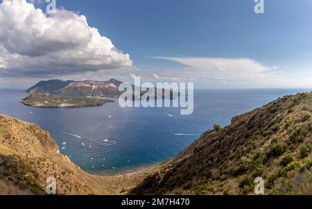 Lipari, Sizilien, Italien - 18. Juli 2020: Wunderschöner Blick auf die Insel Vulcano von der Insel Lipari Stockfoto