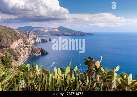 Lipari, Sizilien, Italien - 18. Juli 2020: Wunderschöner Blick auf die Insel Vulcano von der Insel Lipari Stockfoto