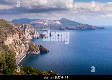 Lipari, Sizilien, Italien - 18. Juli 2020: Wunderschöner Blick auf die Insel Vulcano von der Insel Lipari Stockfoto