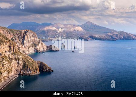 Lipari, Sizilien, Italien - 18. Juli 2020: Wunderschöner Blick auf die Insel Vulcano von der Insel Lipari Stockfoto