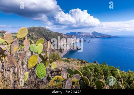 Lipari, Sizilien, Italien - 18. Juli 2020: Wunderschöner Blick auf die Insel Vulcano von der Insel Lipari Stockfoto