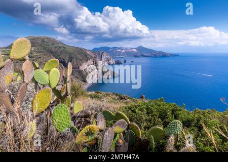 Lipari, Sizilien, Italien - 18. Juli 2020: Wunderschöner Blick auf die Insel Vulcano von der Insel Lipari Stockfoto