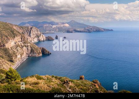 Lipari, Sizilien, Italien - 18. Juli 2020: Wunderschöner Blick auf die Insel Vulcano von der Insel Lipari Stockfoto