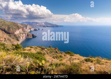 Lipari, Sizilien, Italien - 18. Juli 2020: Wunderschöner Blick auf die Insel Vulcano von der Insel Lipari Stockfoto