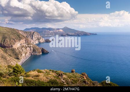 Lipari, Sizilien, Italien - 18. Juli 2020: Wunderschöner Blick auf die Insel Vulcano von der Insel Lipari Stockfoto