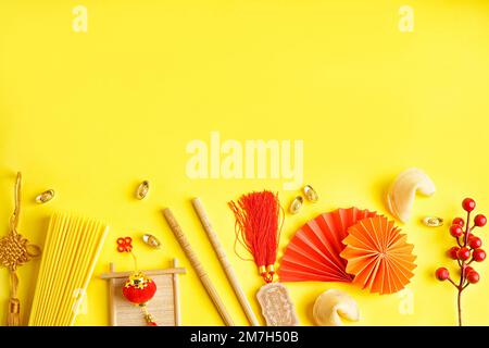 Glückskekse und chinesische Symbole auf gelbem Hintergrund Stockfoto